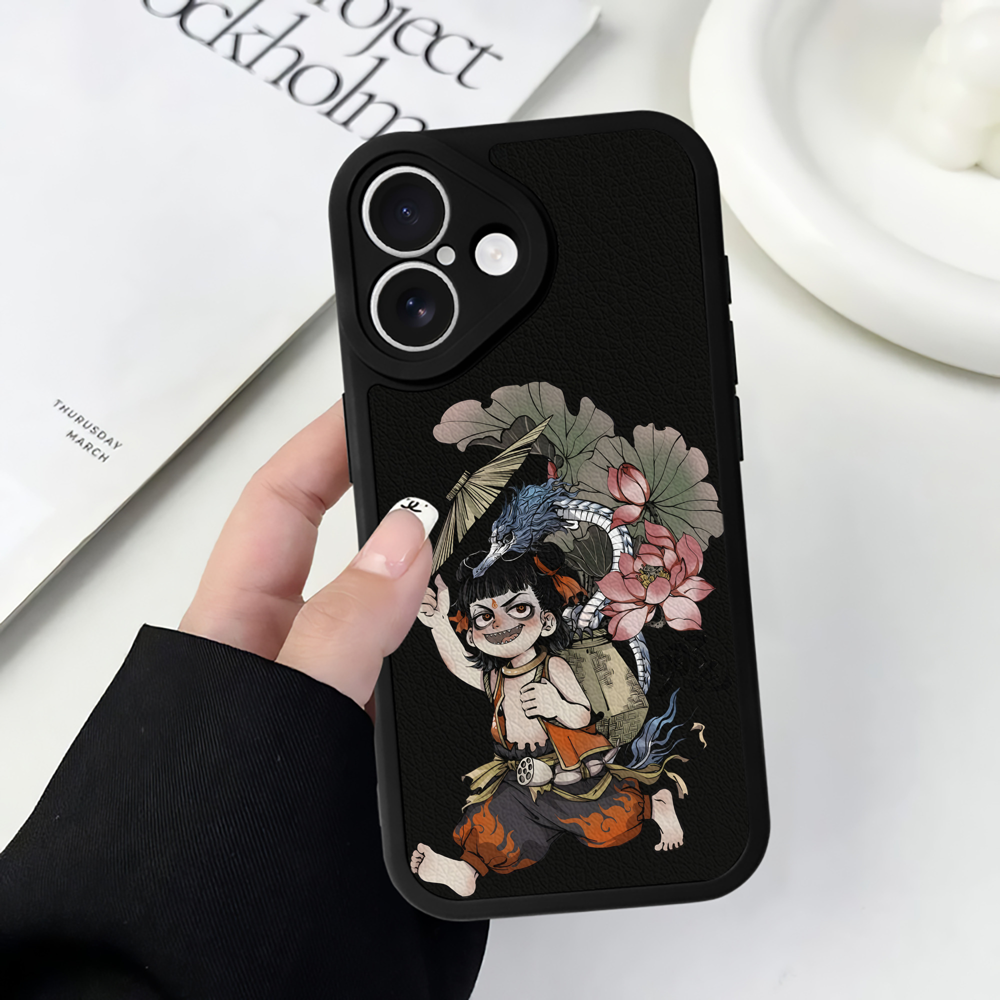 （画像用） Ne Zha 2 ナタ 魔童の大暴れ 【iPhone 16シリーズ対応】シリコンスマホケース（レザー調） 材質：シリコン